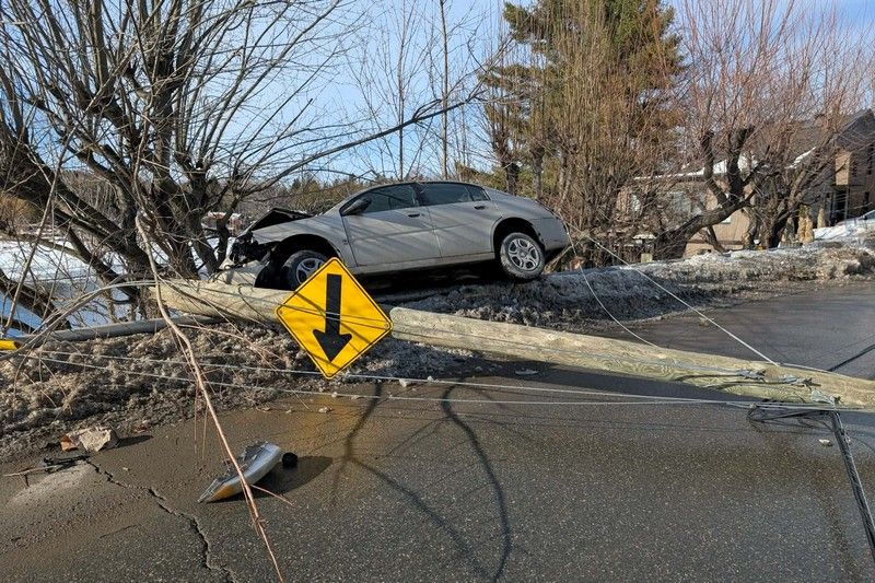 Une voiture sectionne un poteau d'Hydro Sherbrooke sur le boulevard Université